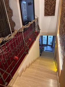 un escalier avec une rampe rouge et un escalier dans l'établissement Pensiunea SADA, à Făgăraş