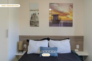 une chambre avec un lit avec deux tableaux au mur dans l'établissement Appartement compact à VG Sun Cumbuco par Tactu, à Paracumbuca 45 autres photos