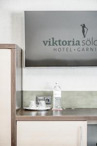 eine Flasche Wasser auf einem Tisch in der Unterkunft Viktoria Sölden in Sölden