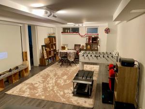 salon ze stołem i krzesłami w obiekcie La cave du Pi'Style w mieście Ingwiller