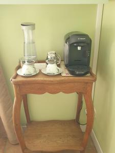 una mesa con cafetera y una licuadora. en Alcôve Marine, en Gruissan