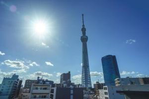 Vista generica su Tokyo o vista sulla città dall'interno dell'appartamento