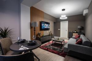 ein Wohnzimmer mit Sofa und Tisch in der Unterkunft Blvd Ivory Pipera ap.70A in Bukarest