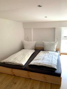 Dos camas una al lado de la otra en una habitación. en Micro Apartment Leipzig, en Leipzig 6 fotos más