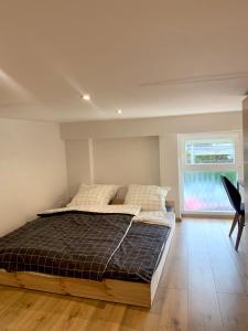 Un dormitorio con una cama en una habitación con ventana. en Micro Apartment Leipzig, en Leipzig