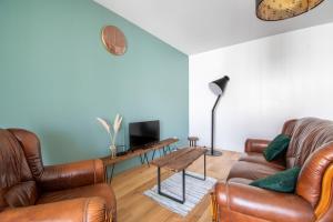 Televízia a/alebo spoločenská miestnosť v ubytovaní Cosy T2 de 50 m² Centre-Ville avec Garage & Balcon