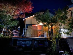 una casa con porche por la noche en 小京都の宿 へうたん, en Nishio