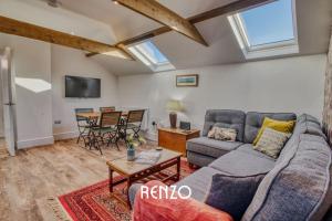 uma sala de estar com um sofá e uma mesa em Inviting 2-bed Home in Lincoln by Renzo, Stunning Countryside Location, Free Parking! em Stow