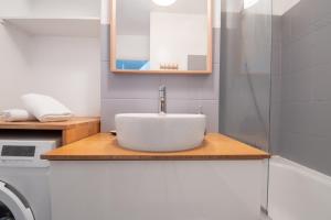 Kúpeľňa v ubytovaní Cosy T2 de 50 m² Centre-Ville avec Garage & Balcon + 4 fotografie