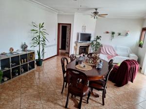 - un salon avec une table et un canapé dans l'établissement Ana Paula House, à Aveiro