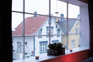 a large window with a large white house in it at Charming apartment in central Stavanger in Stavanger