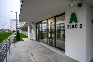 ein blaues Gebäude mit einem Schild an der Seite in der Unterkunft Blvd Ivory Pipera ap.70A in Bukarest