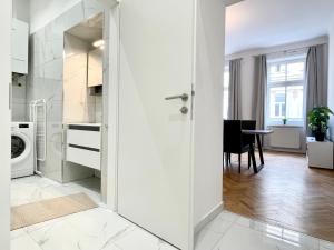 a white apartment with a kitchen and a living room at Premium Residence at famous Vienna Kutschkermarkt in Vienna