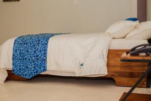 Tempat tidur dalam kamar di Heritage Hotels Arua