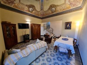 TV a/nebo společenská místnost v ubytování B&B Residenza d'epoca "La nostra casa tra le torri" + 14 fotografií