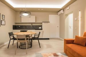 a kitchen and living room with a table and chairs at Le Tre Sorelle in Il Guasto