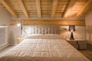 una camera con un grande letto e soffitti in legno di Le Tre Sorelle a Il Guasto
