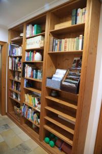 a book shelf filled with books in a library at Ferienhaus 4 Peaks in Bayerisch Gmain