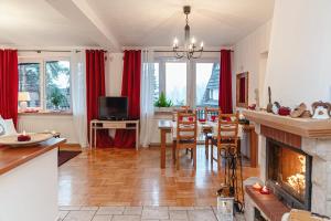 Televízia a/alebo spoločenská miestnosť v ubytovaní Apartament Karpielówka View Od-nowa