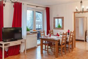 Televízia a/alebo spoločenská miestnosť v ubytovaní Apartament Karpielówka View Od-nowa