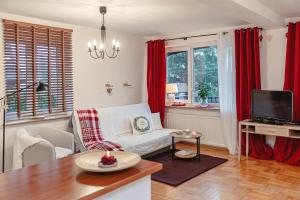 Televízia a/alebo spoločenská miestnosť v ubytovaní Apartament Karpielówka View Od-nowa