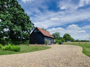 a barn with a gravel driveway at 1 bed property in Stowmarket 83463 in Mendlesham