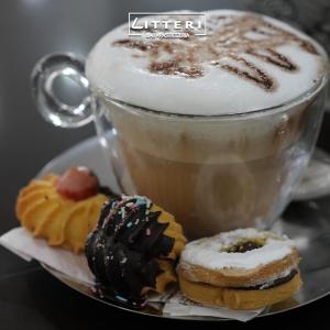 een bord donuts en een kop koffie bij Holiday Home Litteri in Catania +5 foto's