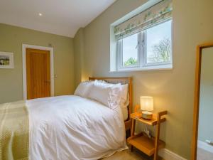 Newby的住宿－2 bed in Eden Valley 83608，卧室配有白色的床和窗户。