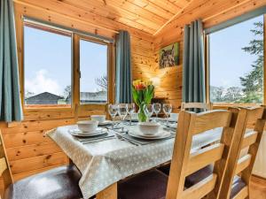 een eetkamer met een tafel, stoelen en ramen bij 3 Bed in Lenham 86252 in Lenham