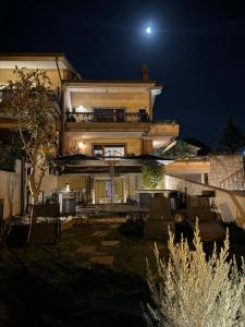 Una casa di notte con la luna nel cielo di La casa di Gabry Superior ad Albano Laziale