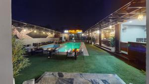 Bazén v ubytování YANNA APARTMENT BY KHALIQUES nebo v jeho okolí