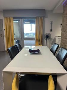 La casa di Gabry في ألبانو لاتسيالي: طاولة بيضاء وكراسي في غرفة