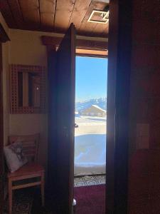 a door to a room with a view of a bedroom at Blick Tirol direkt auf der Skipiste in Mittersill
