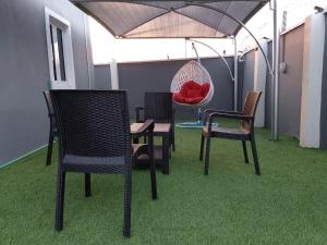Patio nebo venkovní prostory v ubytování JKA 2-BEDROOM-Apt 24HRS POWER Unlimited WIFI , GARDEN PATIO AREA,FREE DAILY HOUSEKEEPING
