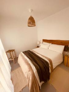 1 dormitorio con 1 cama grande y luz colgante en El Terrao del Cabo, en Cabo de Gata