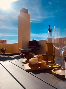 una mesa con una copa de vino y un plato de queso en El Terrao del Cabo, en Cabo de Gata