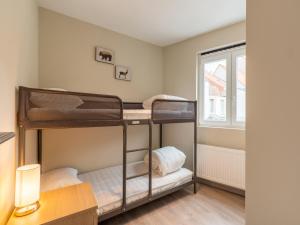 two bunk beds in a room with a window at Weststraat 116 in Blankenberge