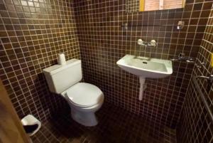Vannituba majutusasutuses tHE Eagle Nest Duplex - Your Mountain Retreat