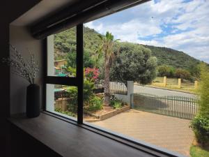una vista dalla finestra di una casa di Jacobsons Guesthouse a Bloemfontein