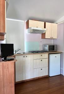 a kitchen with a stove and a refrigerator at Bungalows Zaragoza Camping in Zaragoza