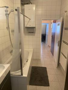 een badkamer met een douche en een bad bij Schöne 2 Zimmer Wohnung in Stuttgart-West in Stuttgart