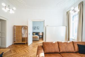 een woonkamer met een bank en een slaapkamer bij TIP! Geräumiges Apartment direkt im Stadtzentrum für 6 Personen in Dresden