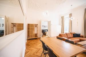 ein Wohnzimmer mit einem Tisch und einem Sofa in der Unterkunft TIP! Geräumiges Apartment direkt im Stadtzentrum für 6 Personen in Dresden