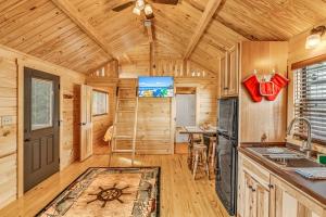 una cucina con pareti in legno e soffitto in legno di Cabins at Bonefish Bay a Marathon