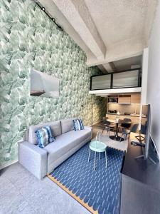 ein Wohnzimmer mit einem Sofa und einem Tisch in der Unterkunft INBP06 Studio Apartment #freeparking in Budapest
