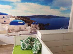 Pokój z balkonem z widokiem na ocean w obiekcie CALTERR - Loft con Terraza privada, Wifi, Recién reformado w mieście Torremolinos