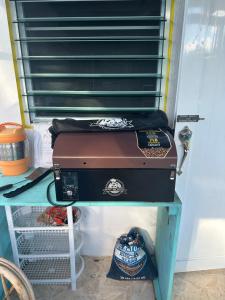 Cucina o angolo cottura di Tropicoco Pool House Steps From The Beach