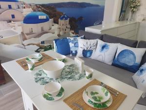 stół z białymi i niebieskimi daniami w obiekcie CALTERR - Loft con Terraza privada, Wifi, Recién reformado w mieście Torremolinos