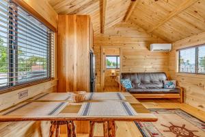 マラソンにあるCabins at Bonefish Bayのソファとテーブルのあるリビングルーム +30枚の写真