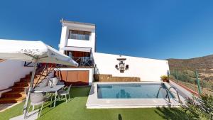eine Villa mit Swimmingpool und ein Haus in der Unterkunft CASA RURAL CON VISTAS ESPECTACULARES in Doña Rama